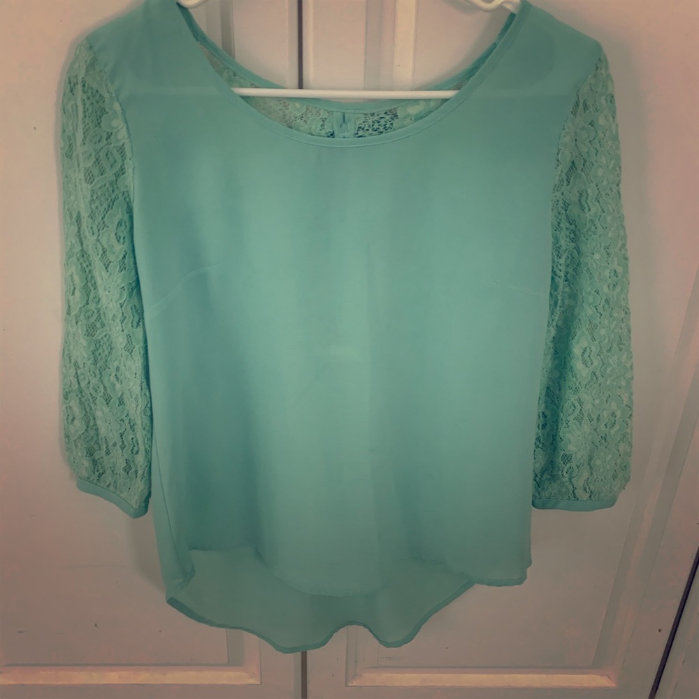 Cute 3/4 long sleeve top.